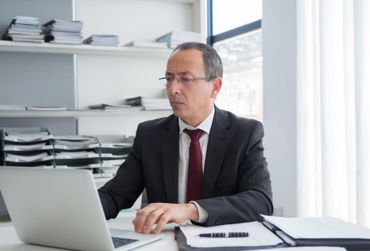 Hombre trabajando con su laptop en una oficina