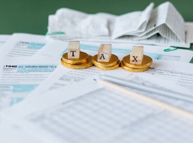 Documentos fiscales y monedas sobre un escritorio